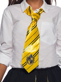 Eine gestreifte Krawatte aus gelbem und schwarzem Satin mit Hufflepuff-Wappen.