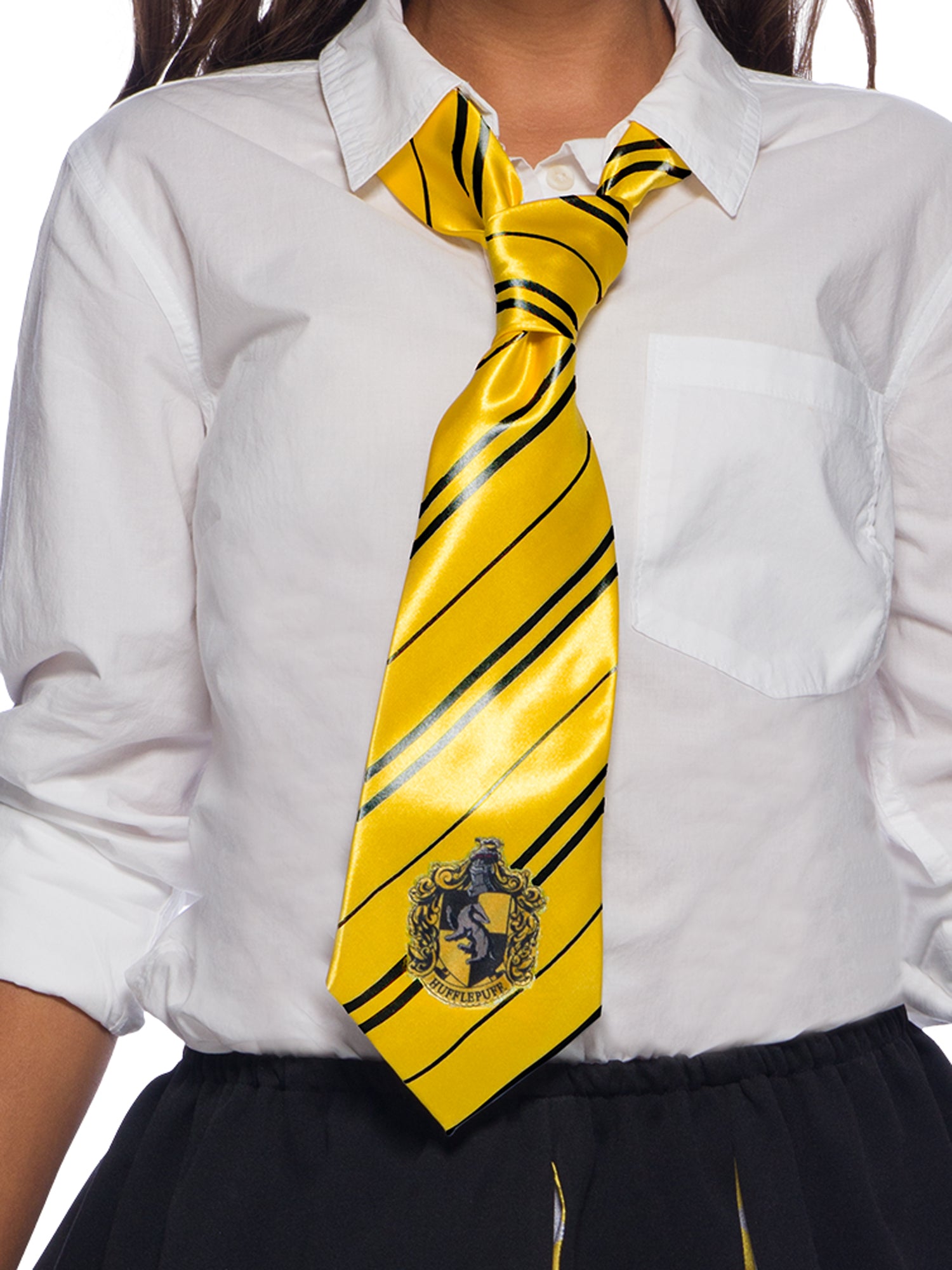 Eine gestreifte Krawatte aus gelbem und schwarzem Satin mit Hufflepuff-Wappen.