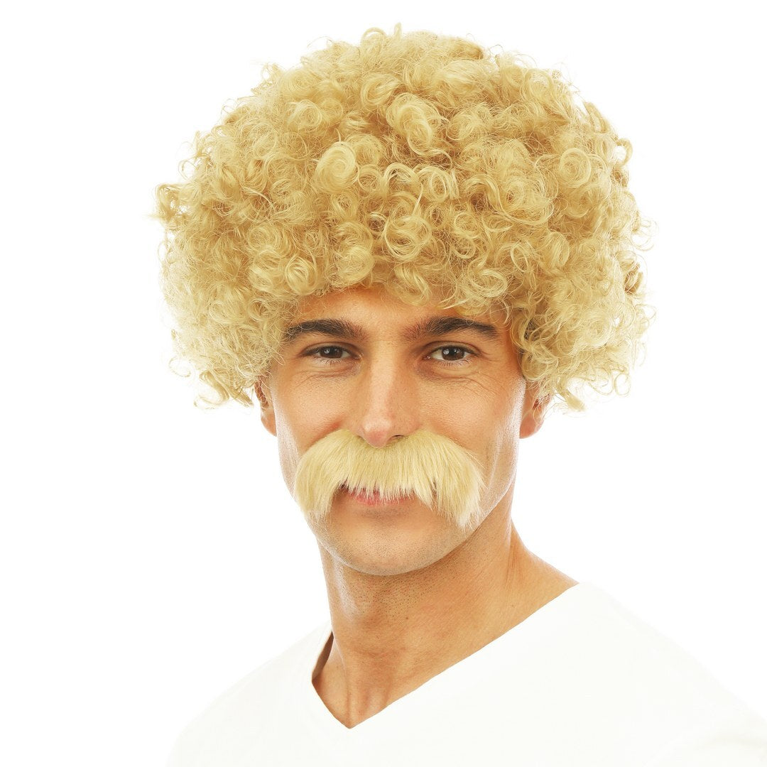 Kurze, gelockte Perücke und Schnurrbart – blond