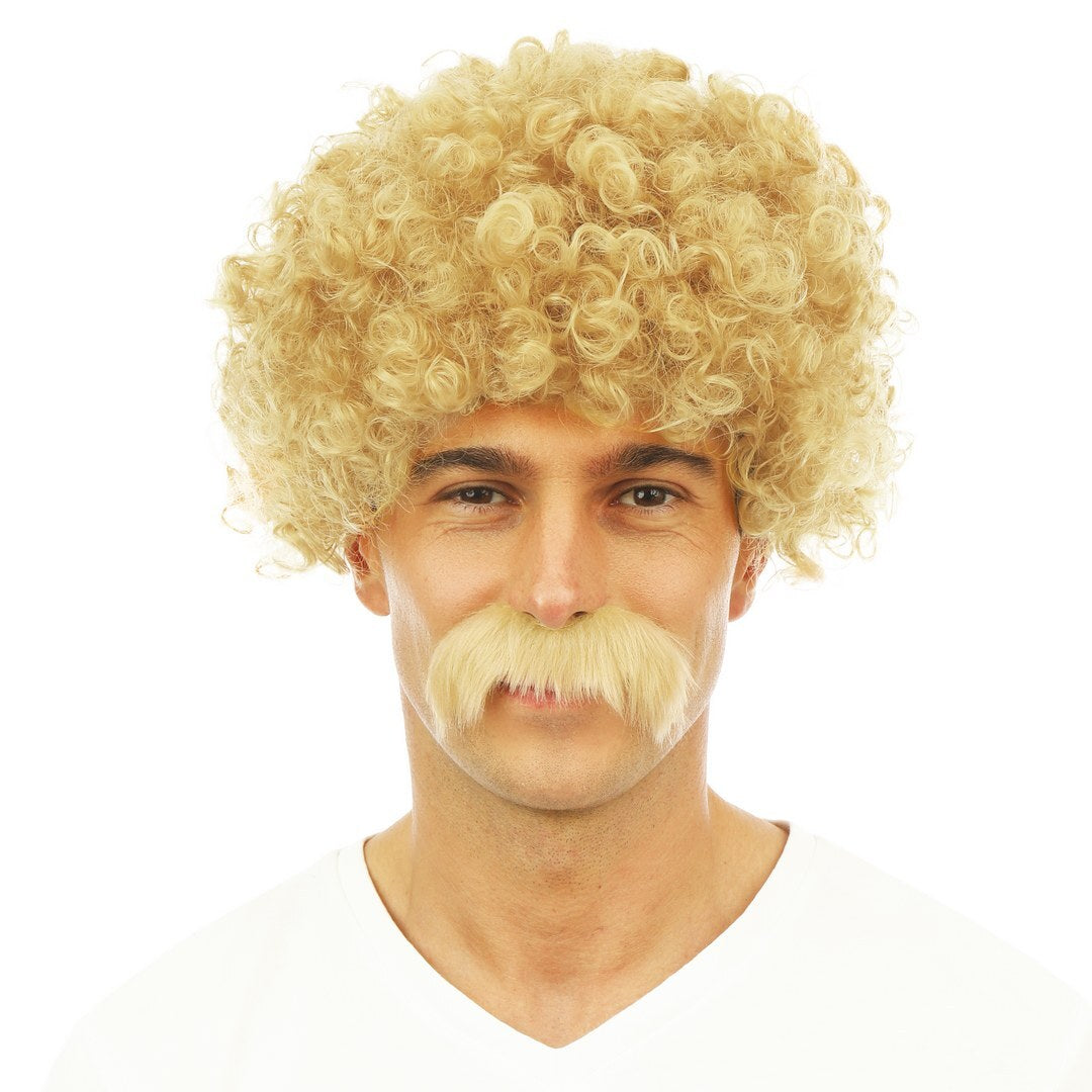 Kurze, gelockte Perücke und Schnurrbart – blond